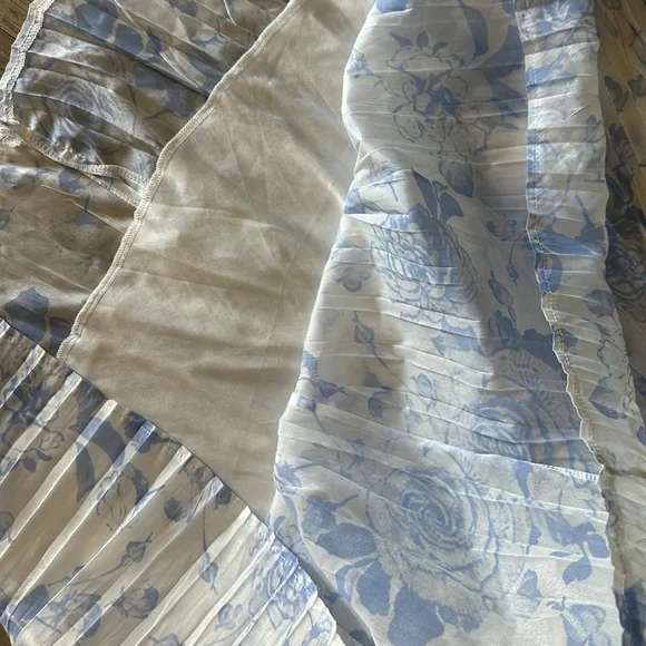 SOLD White and blue floral dress - Picture 10 of 10